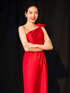 小妖精乖跪趴着含着它h